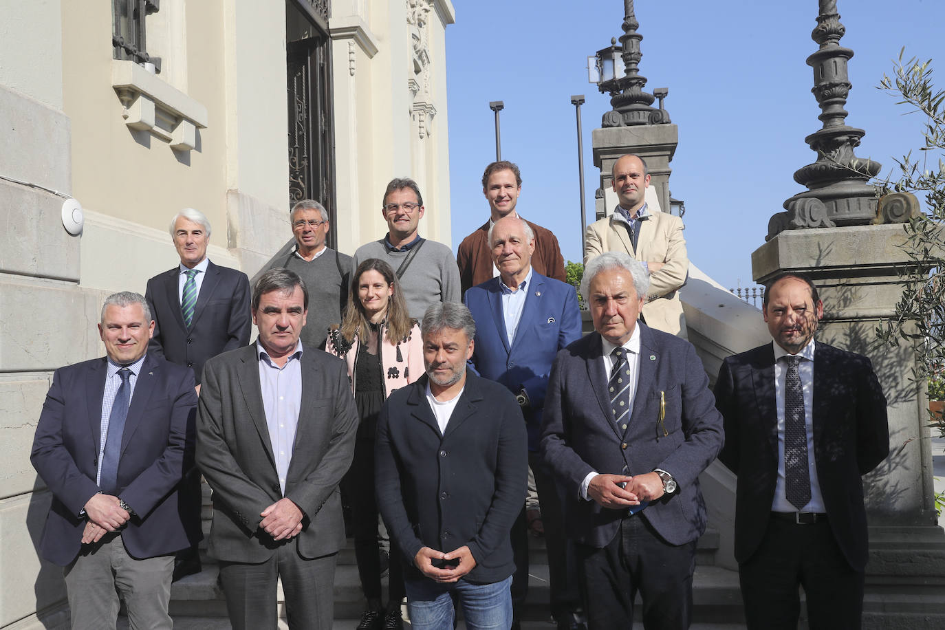 En la fila de atrás, Antonio del Busto, Miguel Cañomero, Rogelio Villanueva, Pedro Vega y Miguel Martínez. En la intermedia, Beatriz Obaya y Antonio Mortera. Y, delante, José María Jardón, Ignacio Pérez, José Ramón Tuero, Alfredo Álvarez y Daniel Cajigal