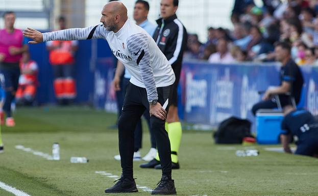 Abelardo da indicaciones a sus jugadores durante el partido en El Alcoraz. 