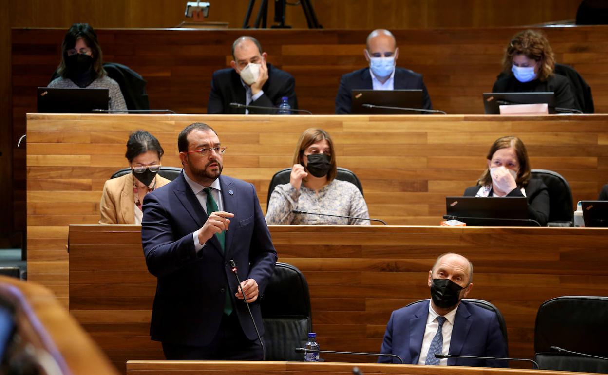 Adrián Barbón, en un pleno de la Junta del Principado. 