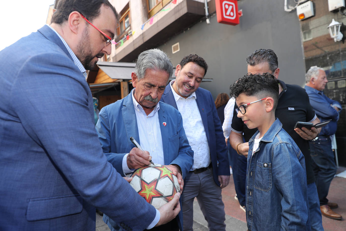 El presidente asturiano ejerce de anfitrión de su homólogo cántabro, quien avanza que una Denominación de Origen de la anchoa del Cantábrico «está próxima».