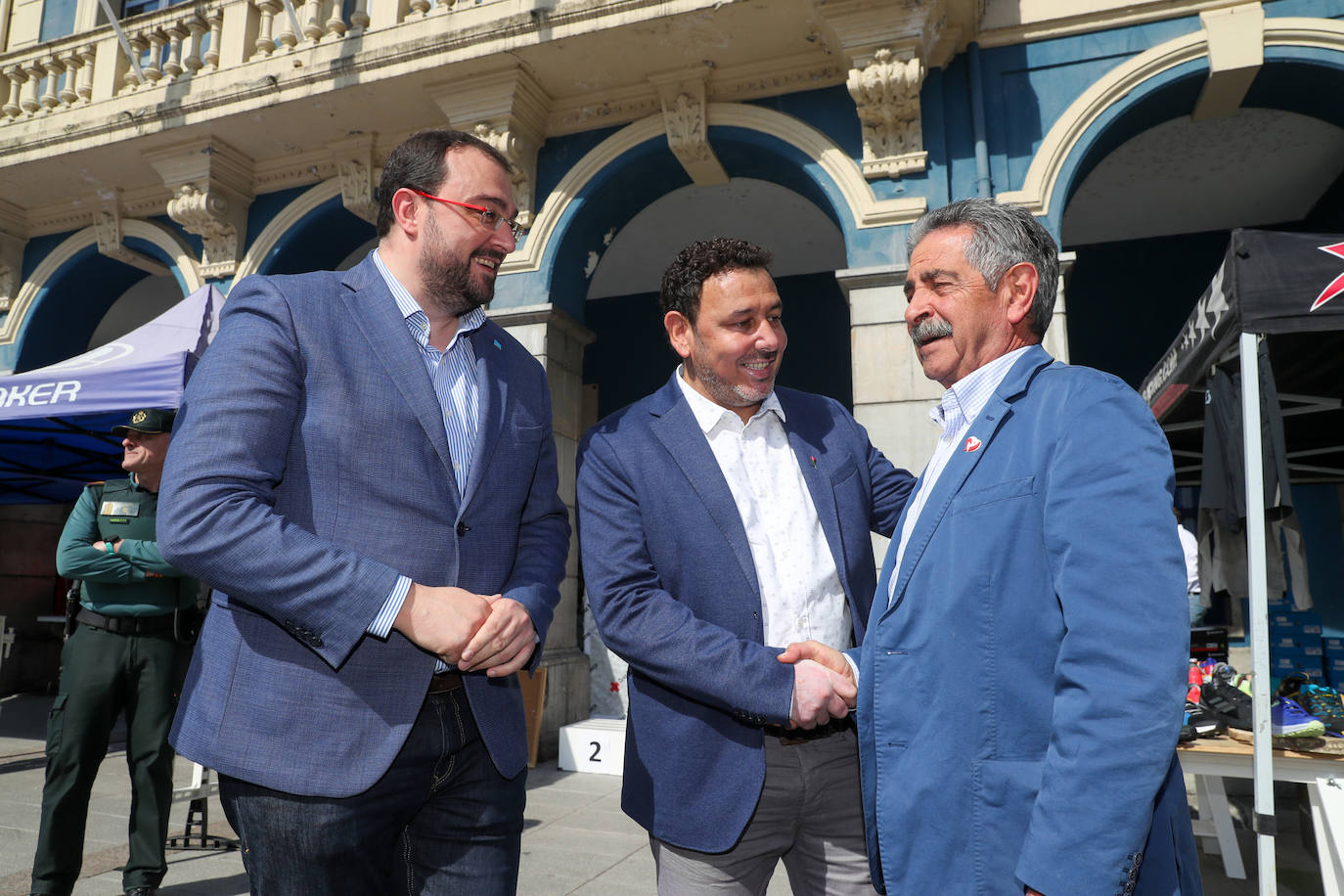 El presidente asturiano ejerce de anfitrión de su homólogo cántabro, quien avanza que una Denominación de Origen de la anchoa del Cantábrico «está próxima».