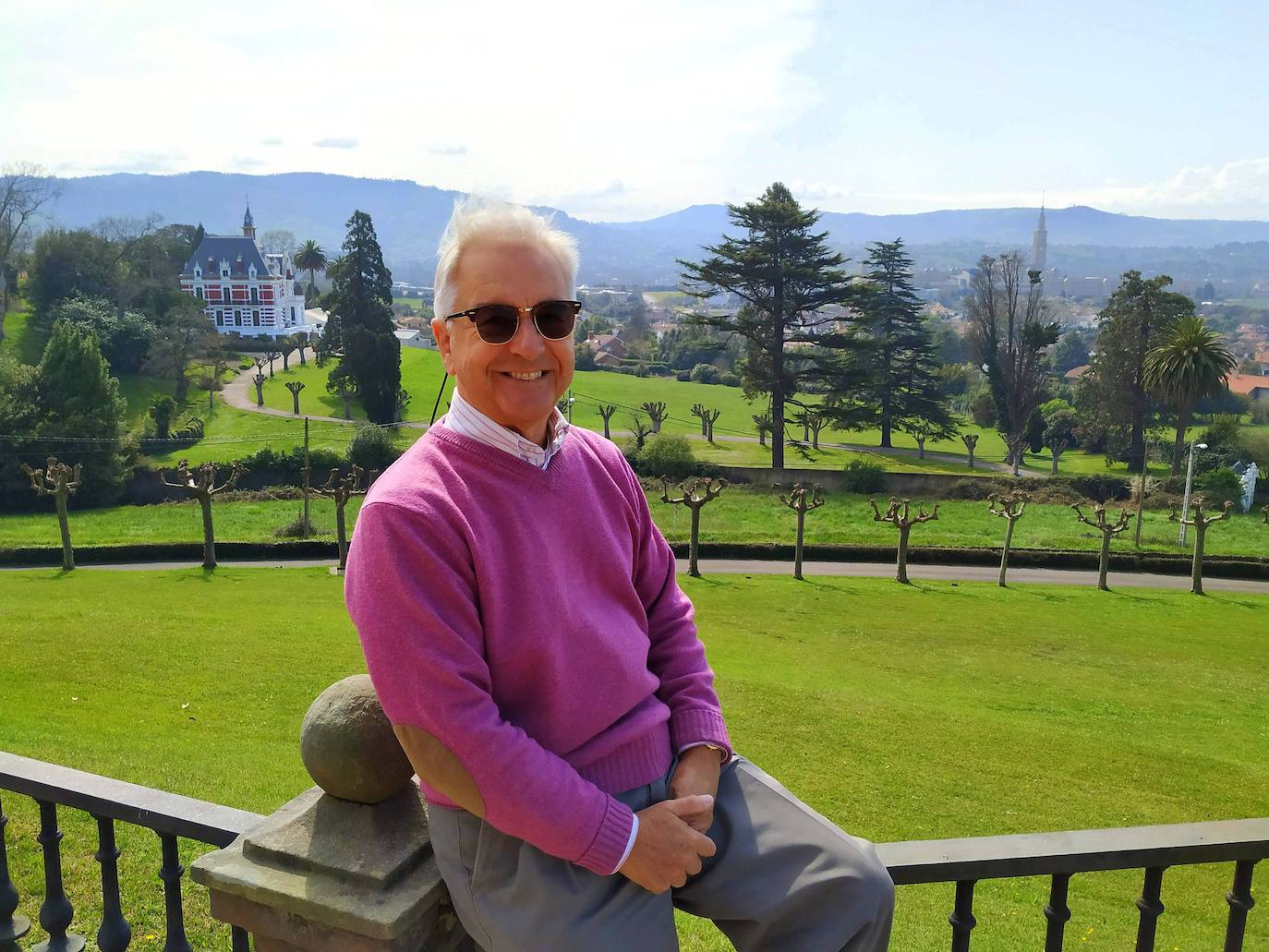 Nicanor Figaredo Alvargonzález, bisnieto de Inocencio Fernández, posa en el balaustre del palacio de La Riega, también con participación en su propiedad, con La Concepción detrás. Se puede ver perfectamente la altura de las copas del jardín delantero.