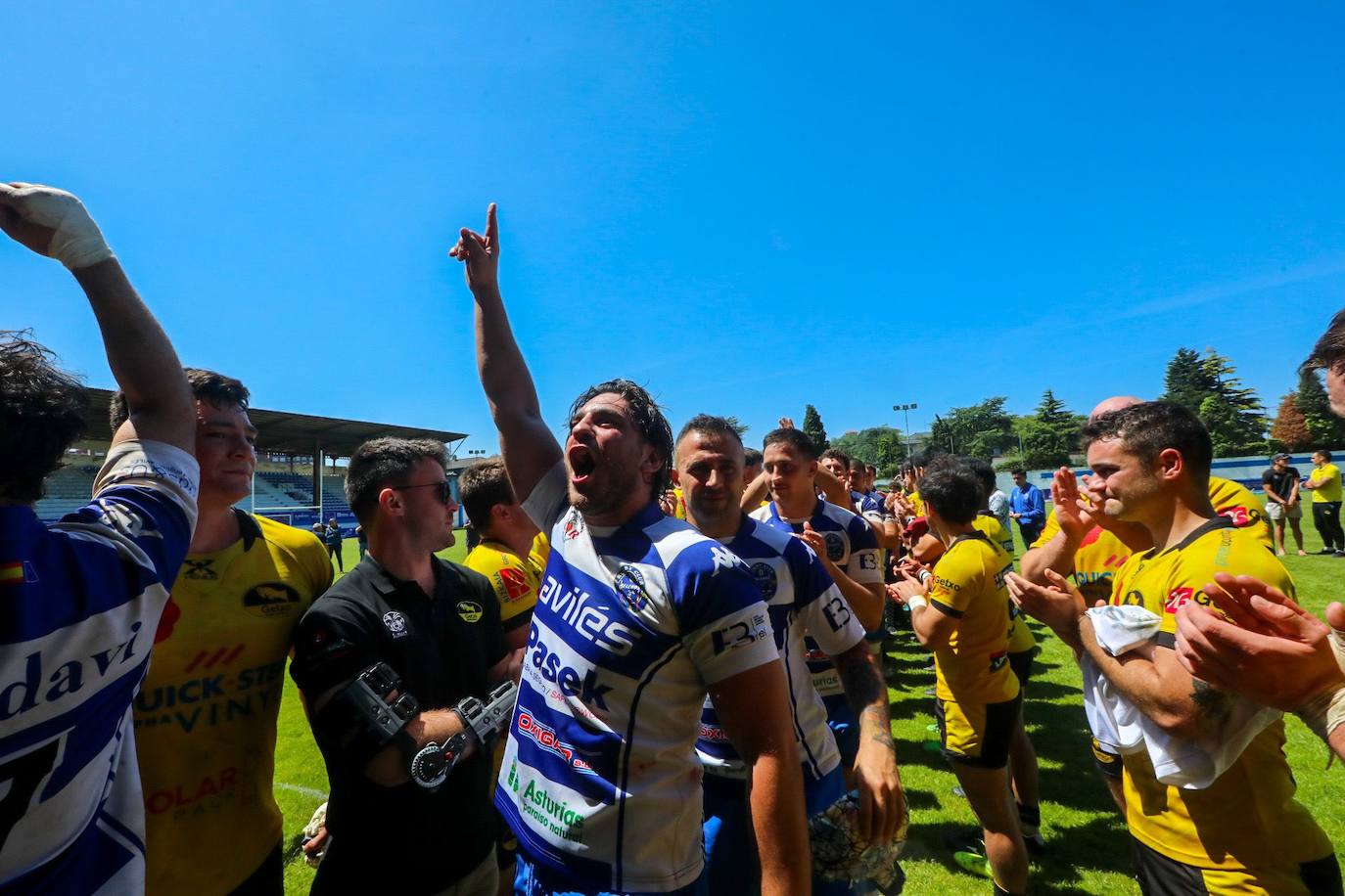 El canterano Nacho festeja el triunfo durante el pasillo final del encuentro. 