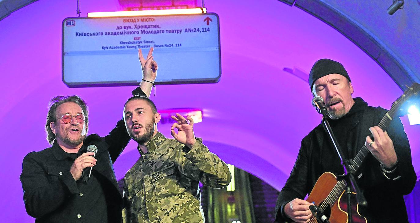 Bono da un concierto en el metro de Kiev