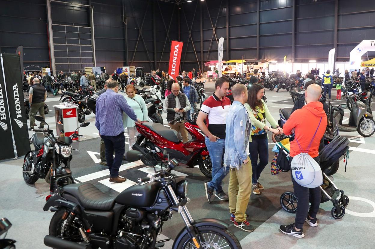 El recinto Ferial Luis Adaro acoge las últimas novedades en motos y bicicletas. 