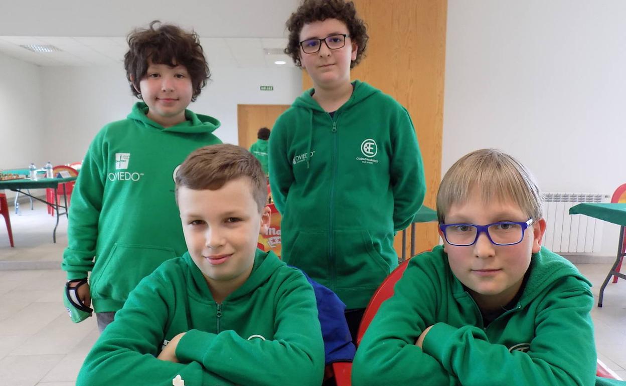 Iván De Martín e Ignacio Cano, sentados, con Roque Ordiz y Lucas Arce, del Ciudad Naranco.