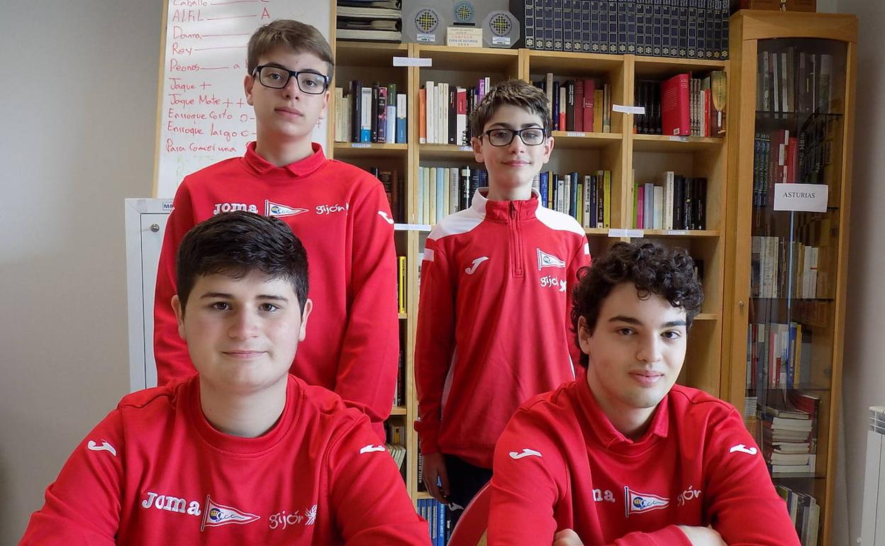 Álvaro González y Manuel Martínez, sentados, con Iván Patón y Marcos Vallina, del Grupo 64.