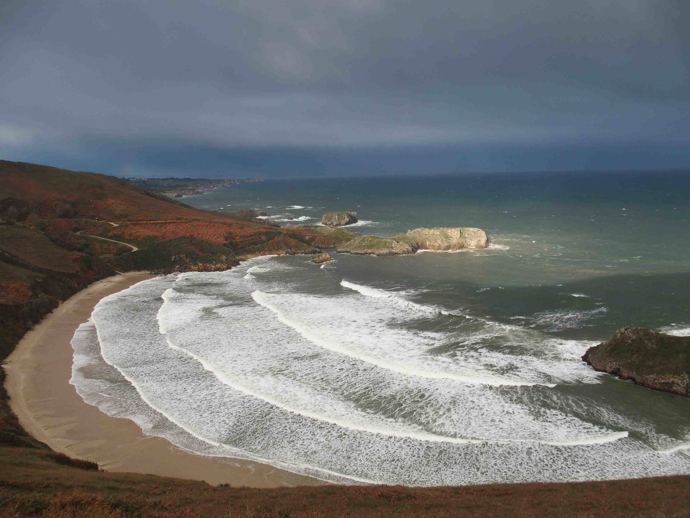 En la imagen, Torimbia (Niembro). El diario británico destaca su "majestuoso arco de arena fina y dorada acunado en un paisaje de helechos y exuberantes pastos verdes. Es sin duda una de las más hermosas del mundo". 