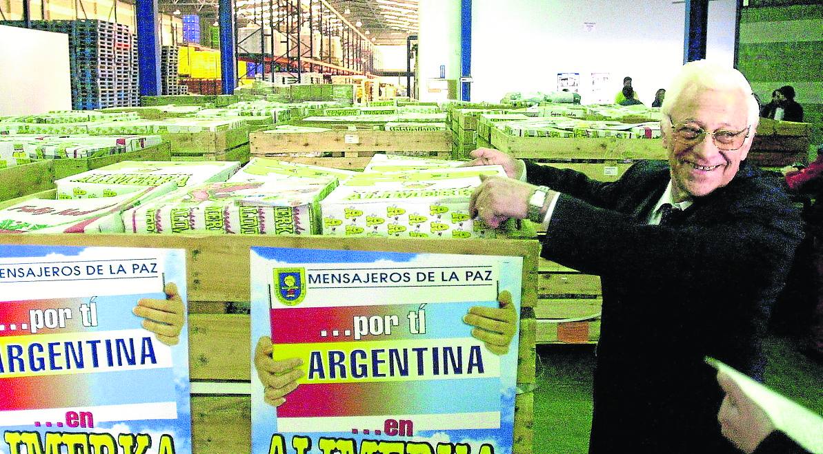 En el año 2002, junto a las más de 300 toneladas de alimento que se enviaron de España a Argentina. efe