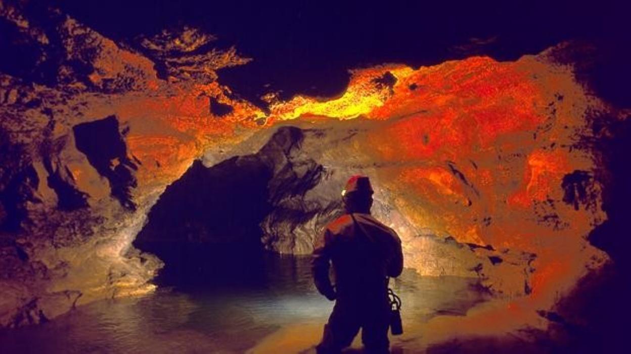 La Cueva del Lloviu o Cueva de Peón, en Villaviciosa. 