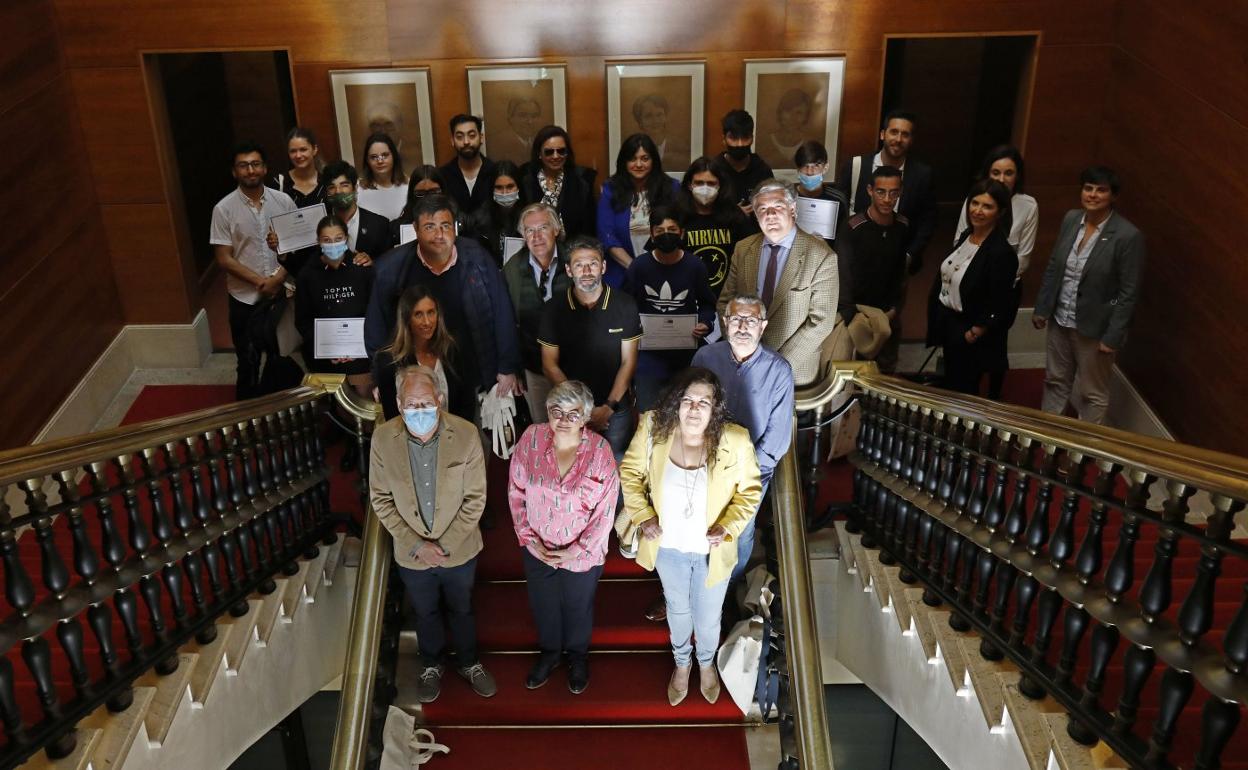 Ana González, con otros ediles, representantes de estudiantes Erasmus en Asturias y del IES de Roces, en la escalera consistorial. 