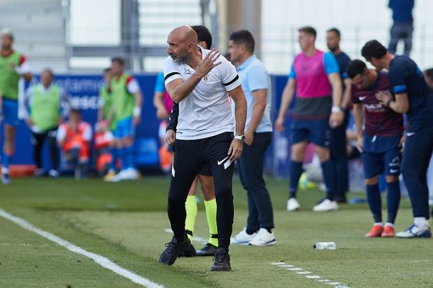 Abelardo, en un gesto de rabia durante el partido del pasado sábado en El Alcoraz frente al Huesca. 