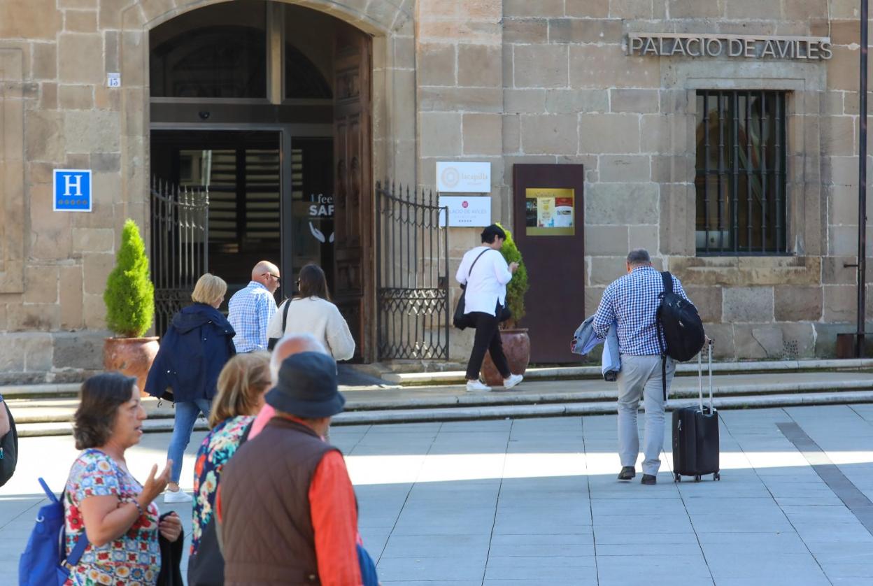 Un cliente se acerca a la entrada del hotel Palacio de Avilés. 