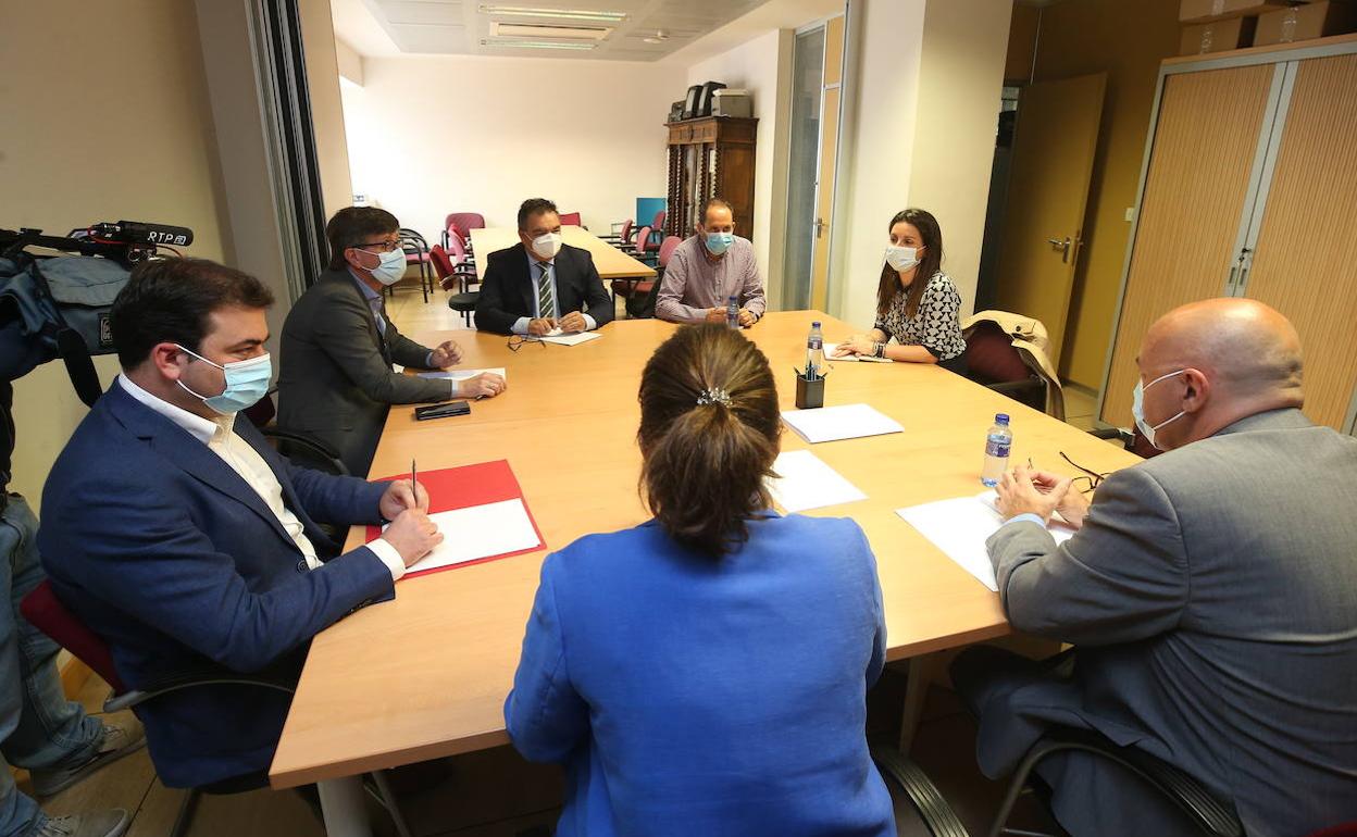 Los representantes de Danone, con miembros del Gobierno regional y el alcalde de Salas, durante la reunión de este miércoles.
