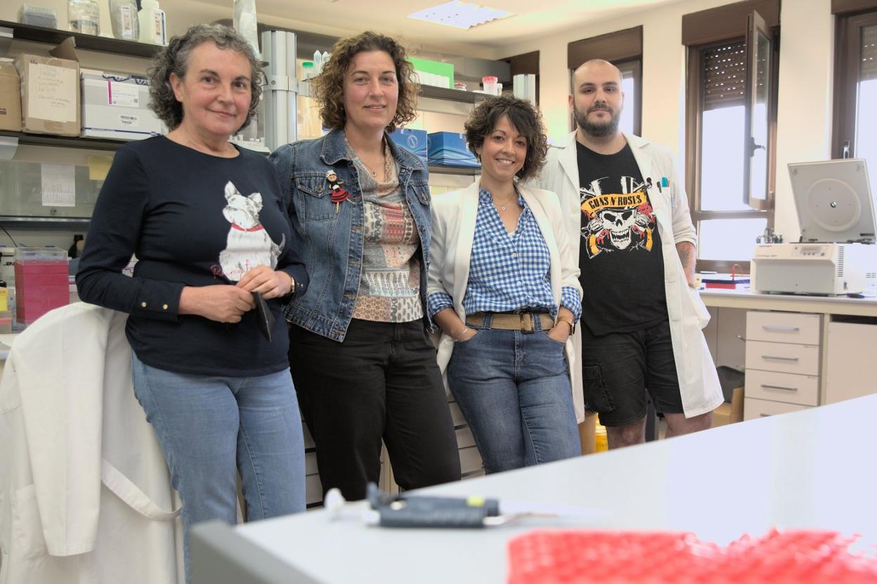 De izquierda a derecha, los investigadores de la Universidad de Oviedo Eva García, Almudena Álvarez (del Centro de Experimentación Pesquera del Principado), Alba Ardura y Daniel Menéndez. A la izquierda, una de las muestras. 