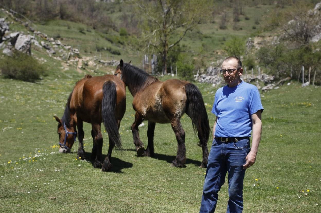 El alcalde de Pinos de Babia, Leandro Hidalgo, en la zona de inicio del puerto. 