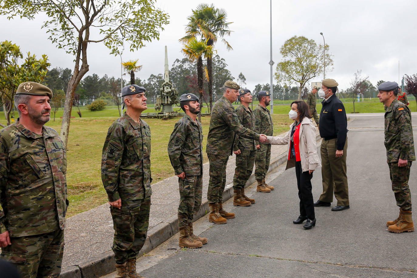 La ministra de Defensa ha mantenido un encuentro con personal destacado del Regimiento 'Príncipe número 3' y ha presenciado un simulacro sobre primeros auxilios en zona de combate. También se incluyó la interpretación del Himno Nacional a cargo de la Banda de Guerra y una exhibición del vuelo de 'Xana', un águila harris que se ha convertido en la mascota del acuartelamiento. 