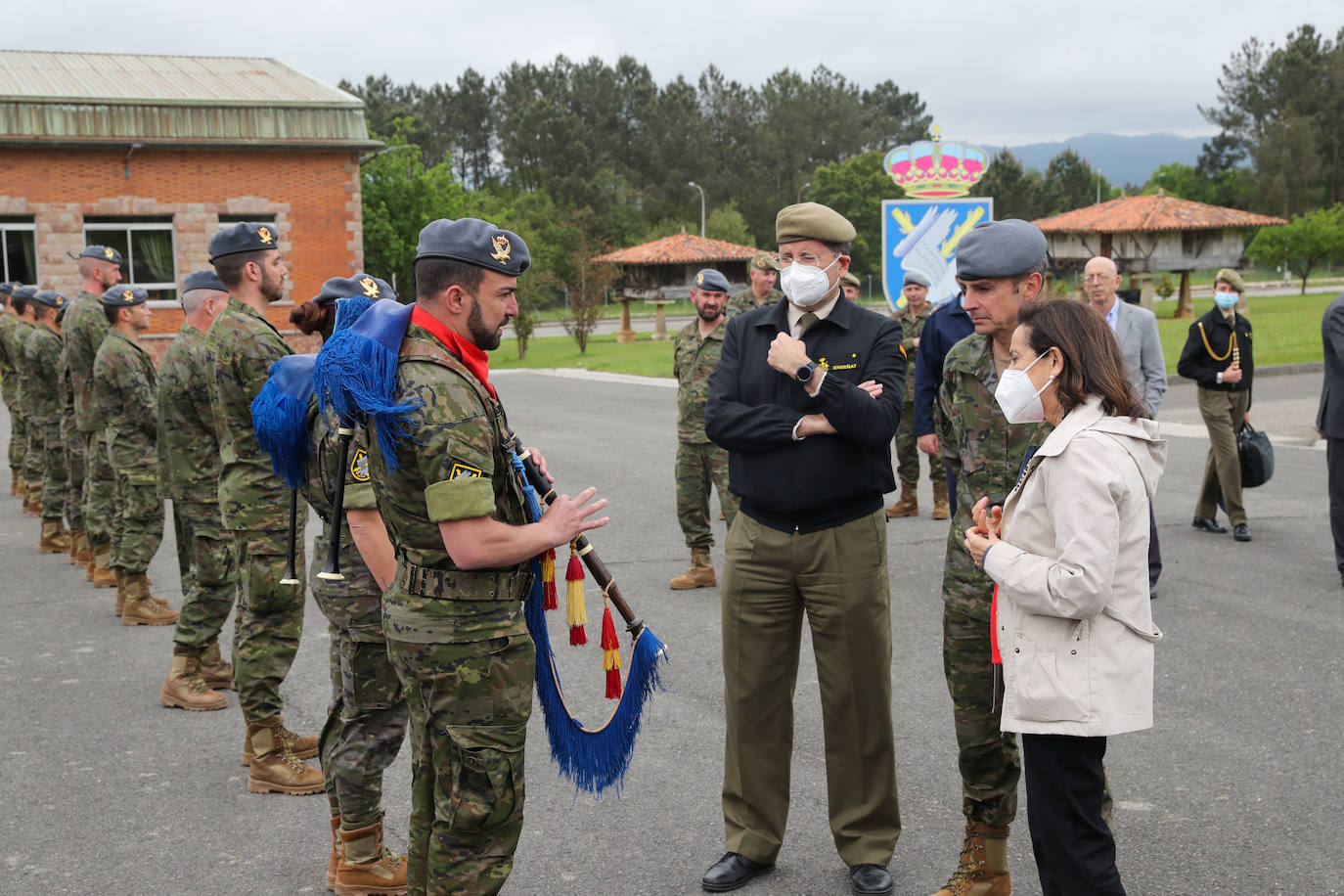 La ministra de Defensa ha mantenido un encuentro con personal destacado del Regimiento 'Príncipe número 3' y ha presenciado un simulacro sobre primeros auxilios en zona de combate. También se incluyó la interpretación del Himno Nacional a cargo de la Banda de Guerra y una exhibición del vuelo de 'Xana', un águila harris que se ha convertido en la mascota del acuartelamiento. 