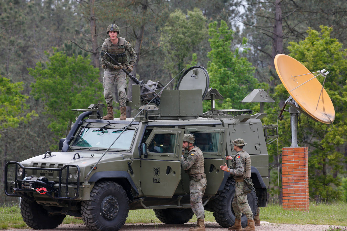 La ministra de Defensa ha mantenido un encuentro con personal destacado del Regimiento 'Príncipe número 3' y ha presenciado un simulacro sobre primeros auxilios en zona de combate. También se incluyó la interpretación del Himno Nacional a cargo de la Banda de Guerra y una exhibición del vuelo de 'Xana', un águila harris que se ha convertido en la mascota del acuartelamiento. 