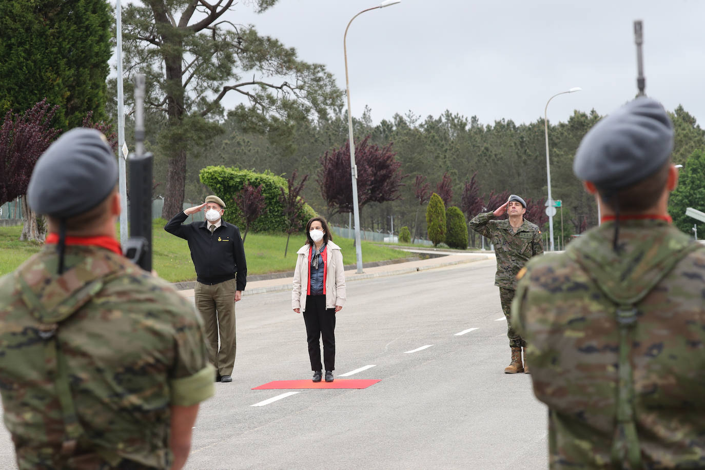 La ministra de Defensa ha mantenido un encuentro con personal destacado del Regimiento 'Príncipe número 3' y ha presenciado un simulacro sobre primeros auxilios en zona de combate. También se incluyó la interpretación del Himno Nacional a cargo de la Banda de Guerra y una exhibición del vuelo de 'Xana', un águila harris que se ha convertido en la mascota del acuartelamiento. 