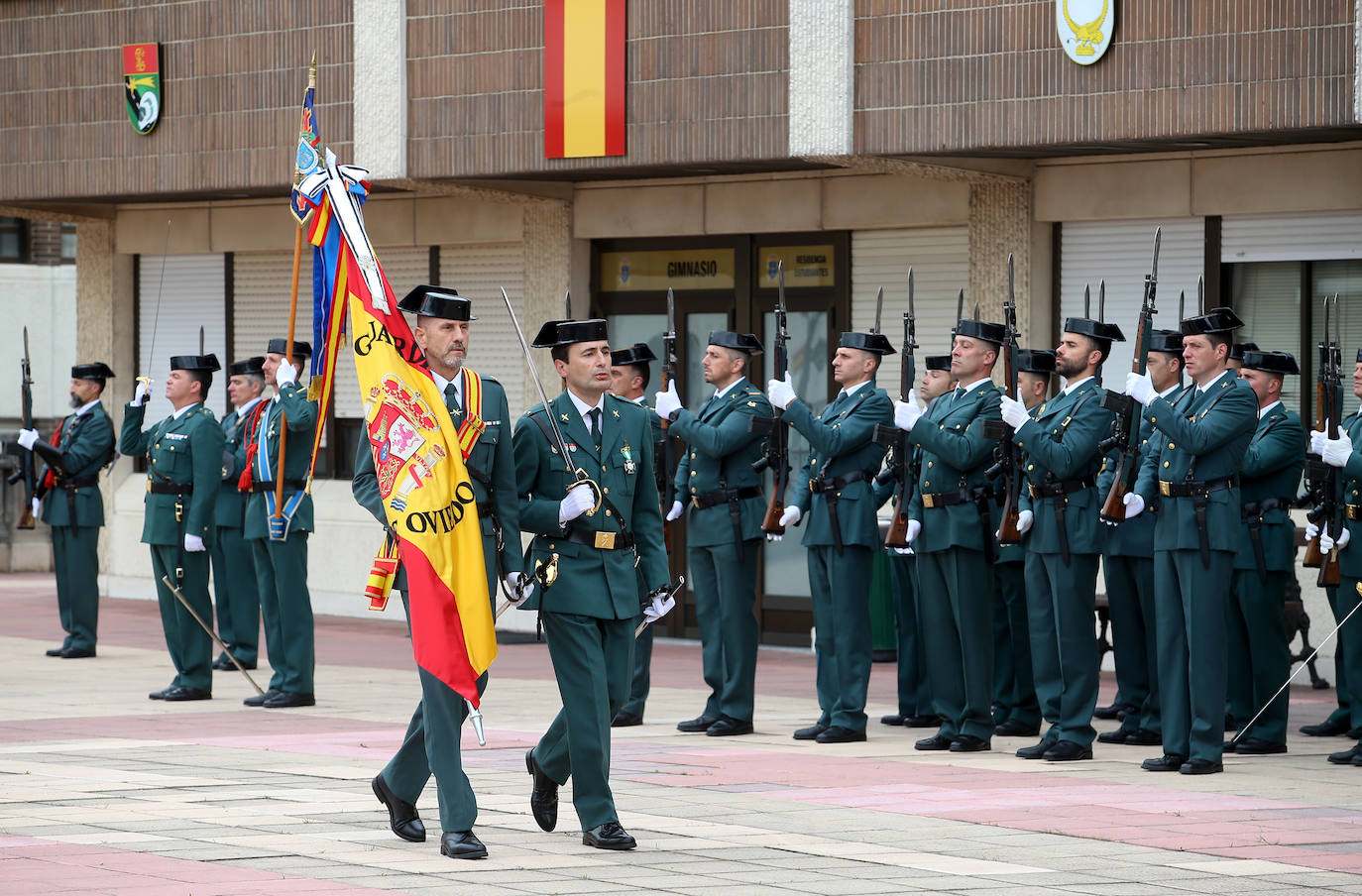 La Guardia Civil celebra en Oviedo los 178 años de su fundación en una ceremonia donde se homenajeó las acciones más heroicas del último año. En el acto se entregaron 25 condecoraciones al mérito de la Guardia Civil y siete más al mérito militar, además de seis placas de reconocimiento a quienes pasaban al retiro y dos premios especiales por acciones humanitarias