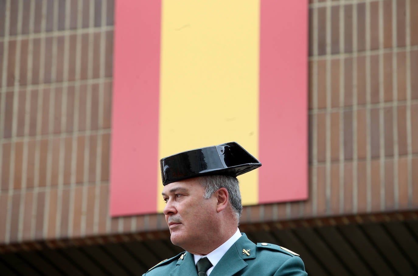 La Guardia Civil celebra en Oviedo los 178 años de su fundación en una ceremonia donde se homenajeó las acciones más heroicas del último año. En el acto se entregaron 25 condecoraciones al mérito de la Guardia Civil y siete más al mérito militar, además de seis placas de reconocimiento a quienes pasaban al retiro y dos premios especiales por acciones humanitarias