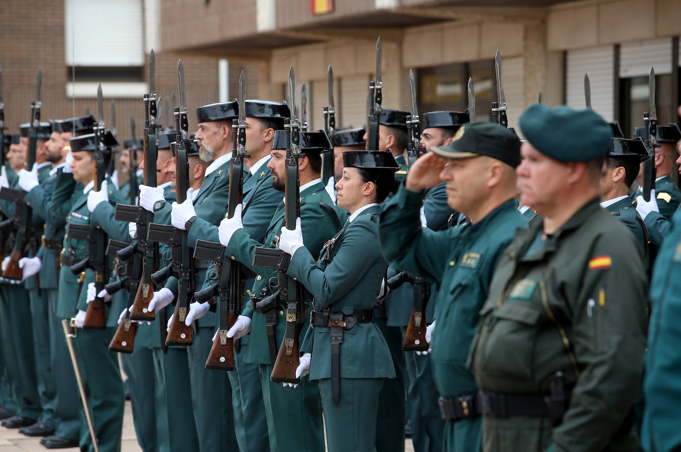 La Guardia Civil celebra en Oviedo los 178 años de su fundación en una ceremonia donde se homenajeó las acciones más heroicas del último año. En el acto se entregaron 25 condecoraciones al mérito de la Guardia Civil y siete más al mérito militar, además de seis placas de reconocimiento a quienes pasaban al retiro y dos premios especiales por acciones humanitarias