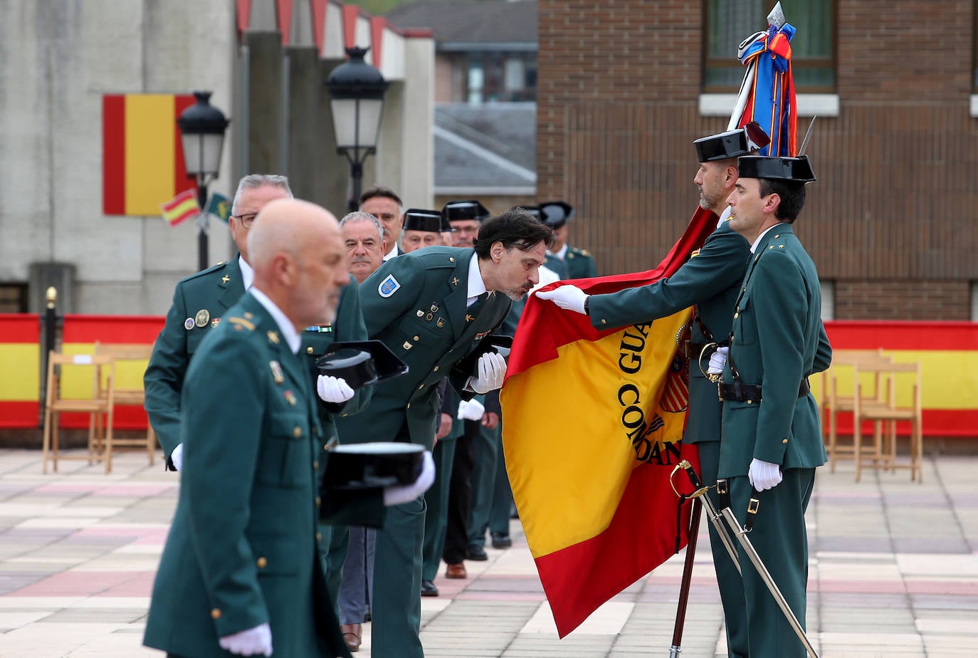 La Guardia Civil celebra en Oviedo los 178 años de su fundación en una ceremonia donde se homenajeó las acciones más heroicas del último año. En el acto se entregaron 25 condecoraciones al mérito de la Guardia Civil y siete más al mérito militar, además de seis placas de reconocimiento a quienes pasaban al retiro y dos premios especiales por acciones humanitarias