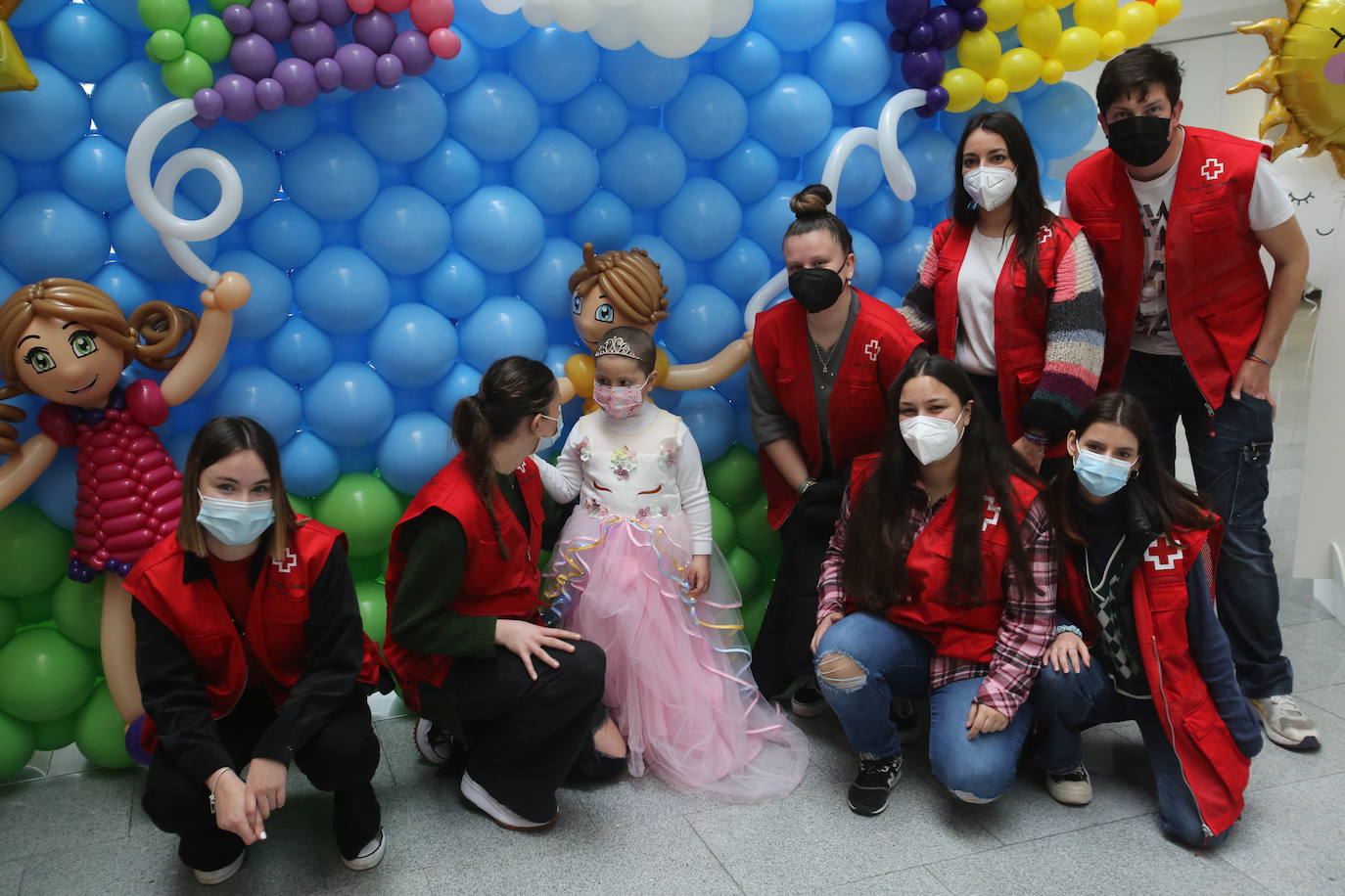 Medio centenar de niños permanecen hospitalizados en el HUCA, una cifra que refuerza la importante labor llevada a cabo por voluntarios, que este viernes han hecho sobrevolar cometas de colores conmemorando el Día Mundial de la Infancia Hospitalizada. También han preparado otras actividades, como cantacuentos o disfraces. Todo ello para ayudar a combatir «los días malos y los menos malos», como dice el padre de una de las niñas hospitalizadas. 