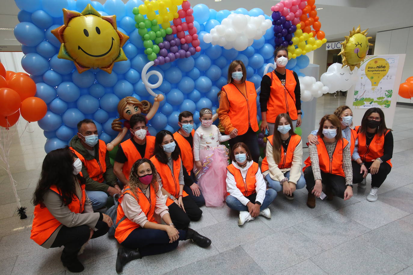 Medio centenar de niños permanecen hospitalizados en el HUCA, una cifra que refuerza la importante labor llevada a cabo por voluntarios, que este viernes han hecho sobrevolar cometas de colores conmemorando el Día Mundial de la Infancia Hospitalizada. También han preparado otras actividades, como cantacuentos o disfraces. Todo ello para ayudar a combatir «los días malos y los menos malos», como dice el padre de una de las niñas hospitalizadas. 