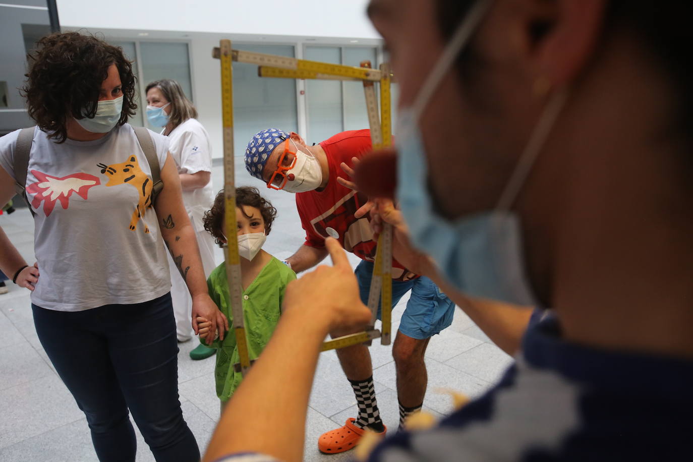 Medio centenar de niños permanecen hospitalizados en el HUCA, una cifra que refuerza la importante labor llevada a cabo por voluntarios, que este viernes han hecho sobrevolar cometas de colores conmemorando el Día Mundial de la Infancia Hospitalizada. También han preparado otras actividades, como cantacuentos o disfraces. Todo ello para ayudar a combatir «los días malos y los menos malos», como dice el padre de una de las niñas hospitalizadas. 