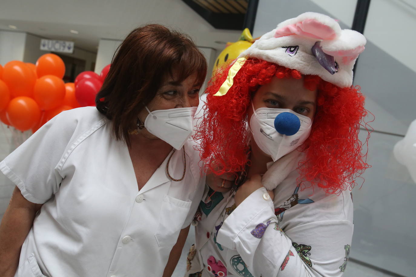 Medio centenar de niños permanecen hospitalizados en el HUCA, una cifra que refuerza la importante labor llevada a cabo por voluntarios, que este viernes han hecho sobrevolar cometas de colores conmemorando el Día Mundial de la Infancia Hospitalizada. También han preparado otras actividades, como cantacuentos o disfraces. Todo ello para ayudar a combatir «los días malos y los menos malos», como dice el padre de una de las niñas hospitalizadas. 