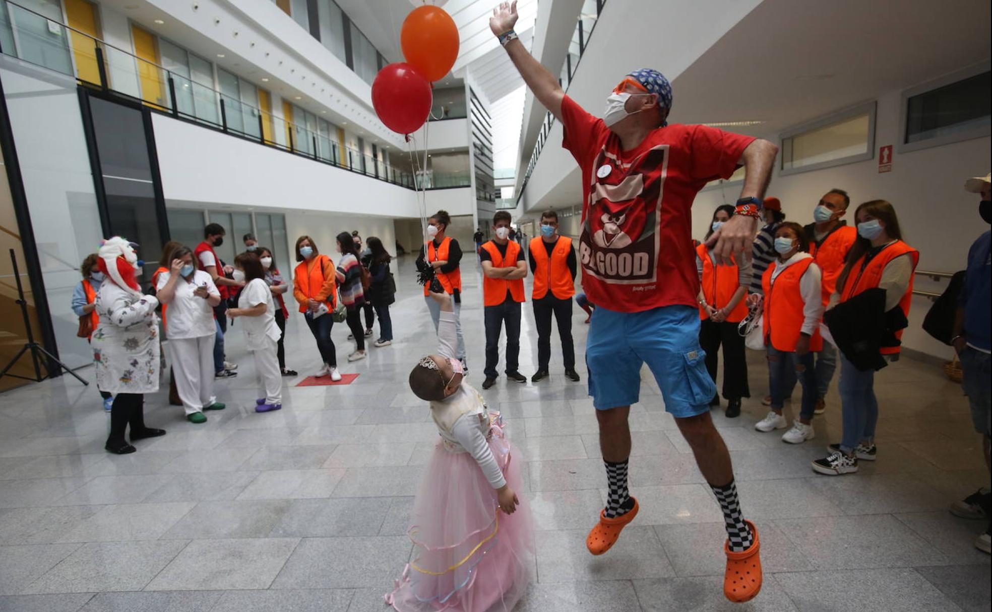 Sanitarios y pacientes conmemoran el Día Mundial de la Infancia Ingresada. 