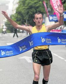 Imagen secundaria 2 - José Luis Capitán, ayer en su domicilio de Oviedo. Debajo, 'Capi' en uno de sus triunfos más sonados en las calles madrileñas.