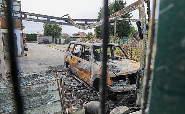 El coche de Santiago Rivero, calcinado. 