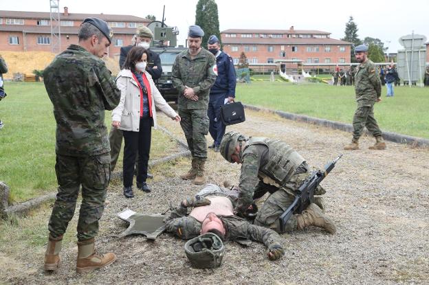 Robles observa con atención el simulacro en el que se atiende a un herido en zona de combate y bajo fuego enemigo. 