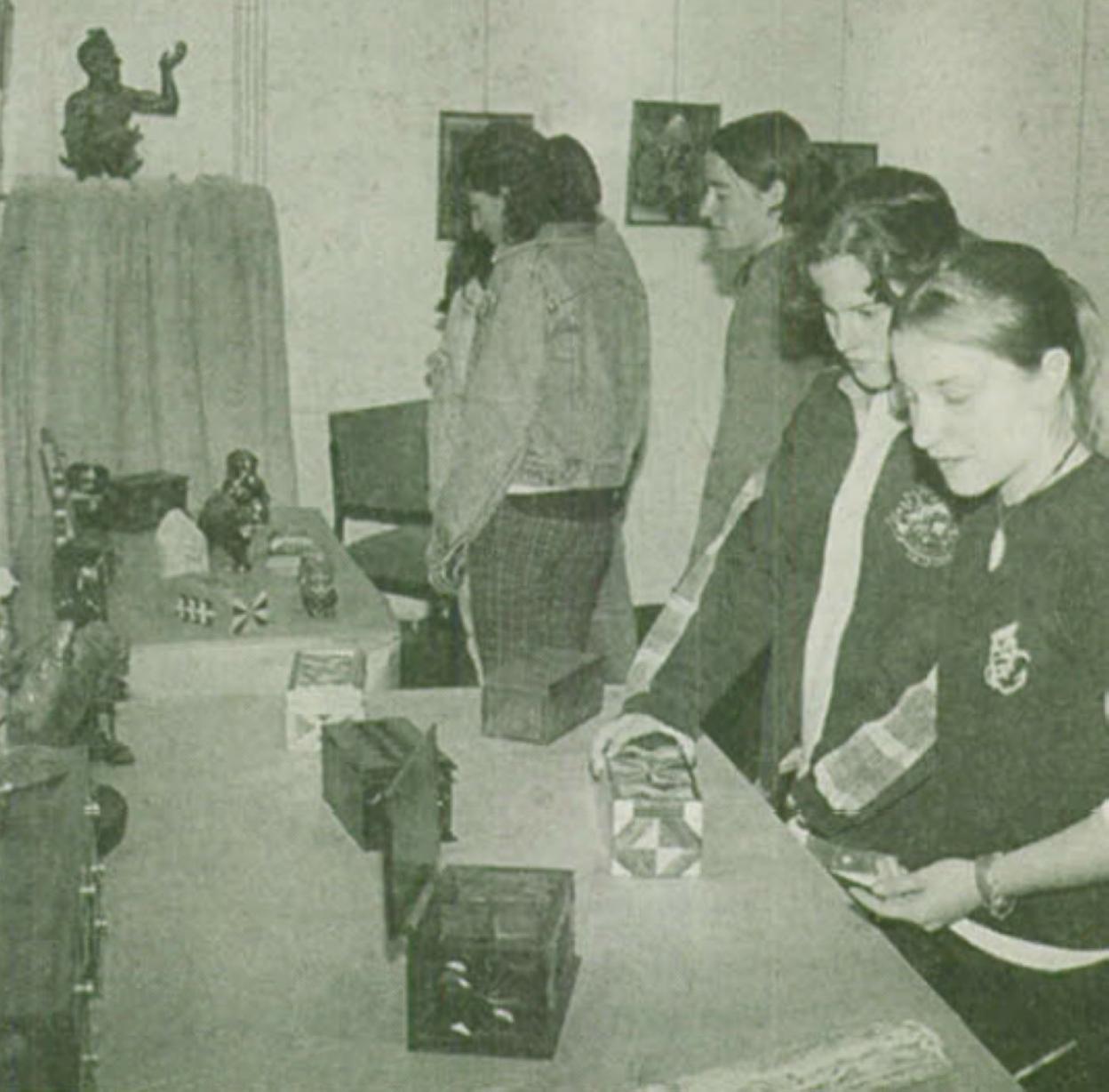 Los alumnos del instituto contemplan la muestra.