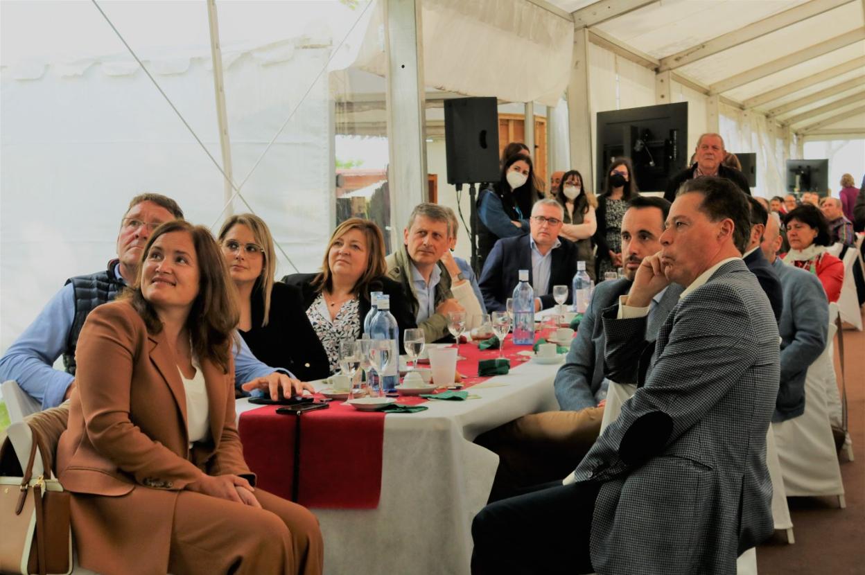 Representantes políticos (en medio el alcalde de Tineo, José Ramón Feito), siguen las intervenciones en el homenaje a a Carlos Rodríguez. 