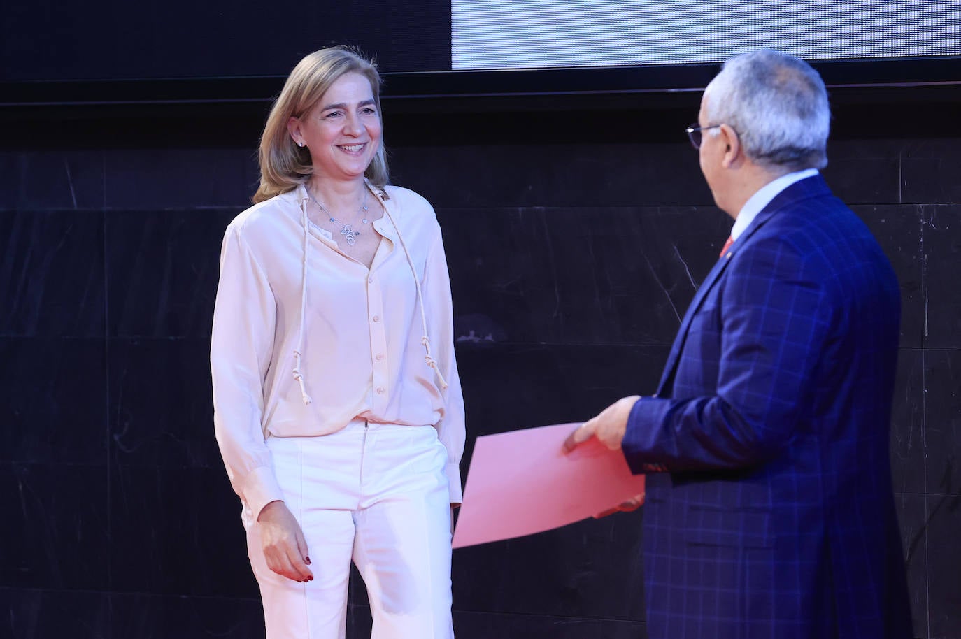 La infanta Cristina junto al presidente del Comité Olímpico Español, Alejandro Blanco, durante el homenaje a los deportistas españoles que participaron en los Juegos Olímpicos de Calgary y Seúl 1988, este jueves en la sede del COE, en Madrid. 