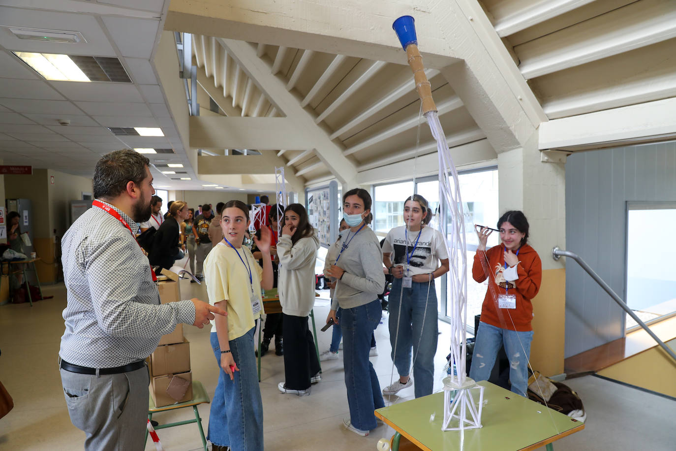 Alumnos de Bachillerato y Secundaria de 56 centros asturianos han participado este sábado en las primeras Olimpiadas de Ingeniería Industrial de la EPI. Esta competición se ha celebrado con el principal objetivo de «incentivar los itinerarios tecnológicos», además de «premiar el esfuerzo y la excelencia académica de los estudiantes», ha señalado Juan Carlos Campo, director de la EPI. 