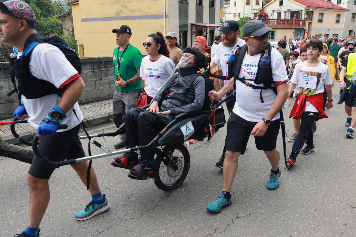 El exatleta José Luis Capitán, en silla de ruedas, volvió a la cima de L'Angliru rodeado de familia, amigos y deportistas para dar visibilidad a la ELA y recaudar fondos