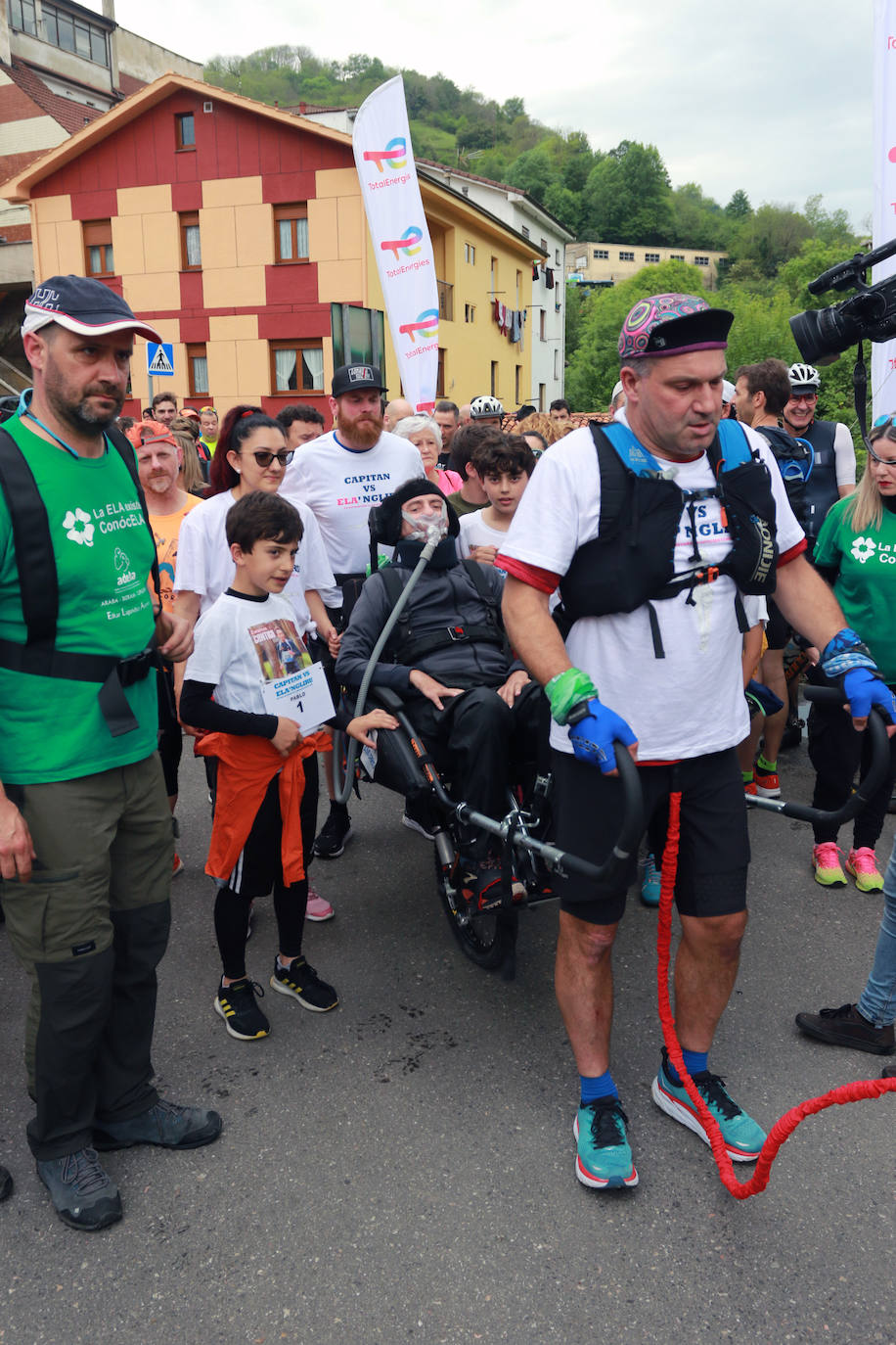 El exatleta José Luis Capitán, en silla de ruedas, volvió a la cima de L'Angliru rodeado de familia, amigos y deportistas para dar visibilidad a la ELA y recaudar fondos