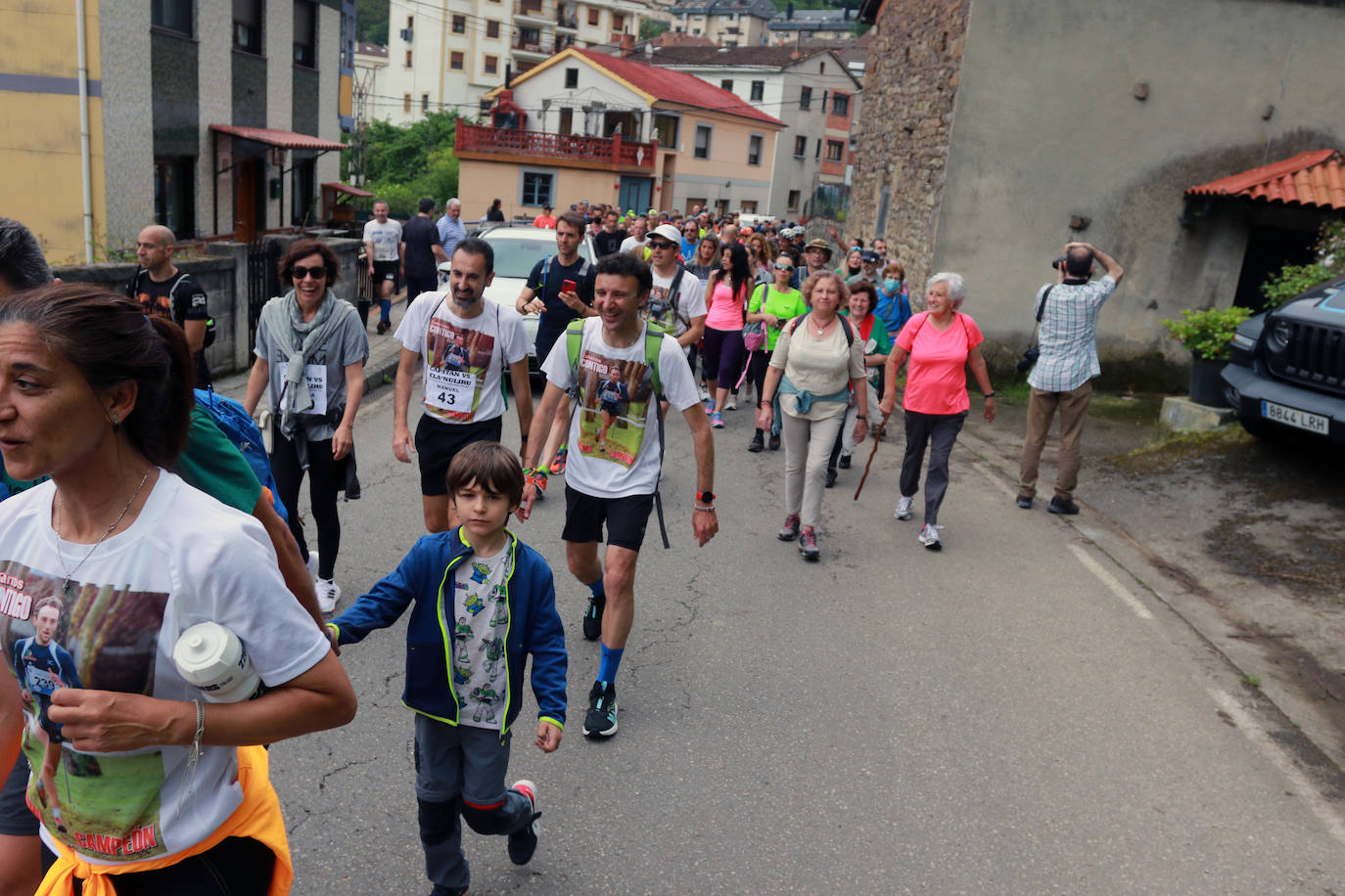 El exatleta José Luis Capitán, en silla de ruedas, volvió a la cima de L'Angliru rodeado de familia, amigos y deportistas para dar visibilidad a la ELA y recaudar fondos