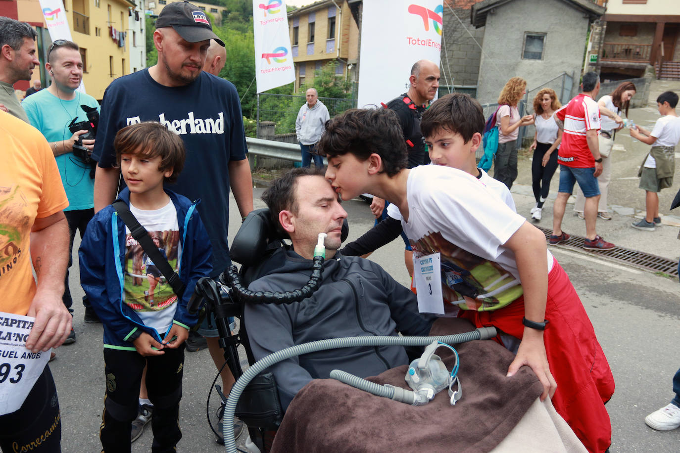 El exatleta José Luis Capitán, en silla de ruedas, volvió a la cima de L'Angliru rodeado de familia, amigos y deportistas para dar visibilidad a la ELA y recaudar fondos