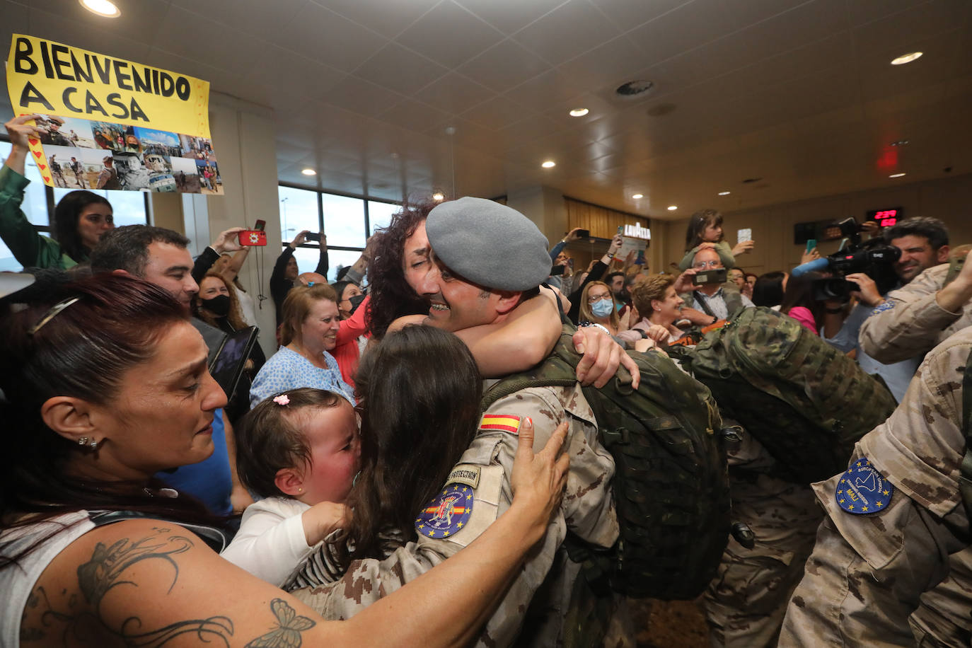 Los efectivos del Regimiento Príncipe' nº3 tomaban tierra este domingo en el aeropuerto de Asturias tras permanecer seis meses a 3.500 kilómetros de distancia de sus familias