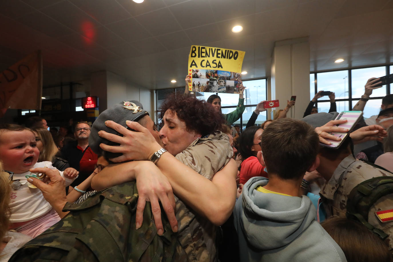 Los efectivos del Regimiento Príncipe' nº3 tomaban tierra este domingo en el aeropuerto de Asturias tras permanecer seis meses a 3.500 kilómetros de distancia de sus familias