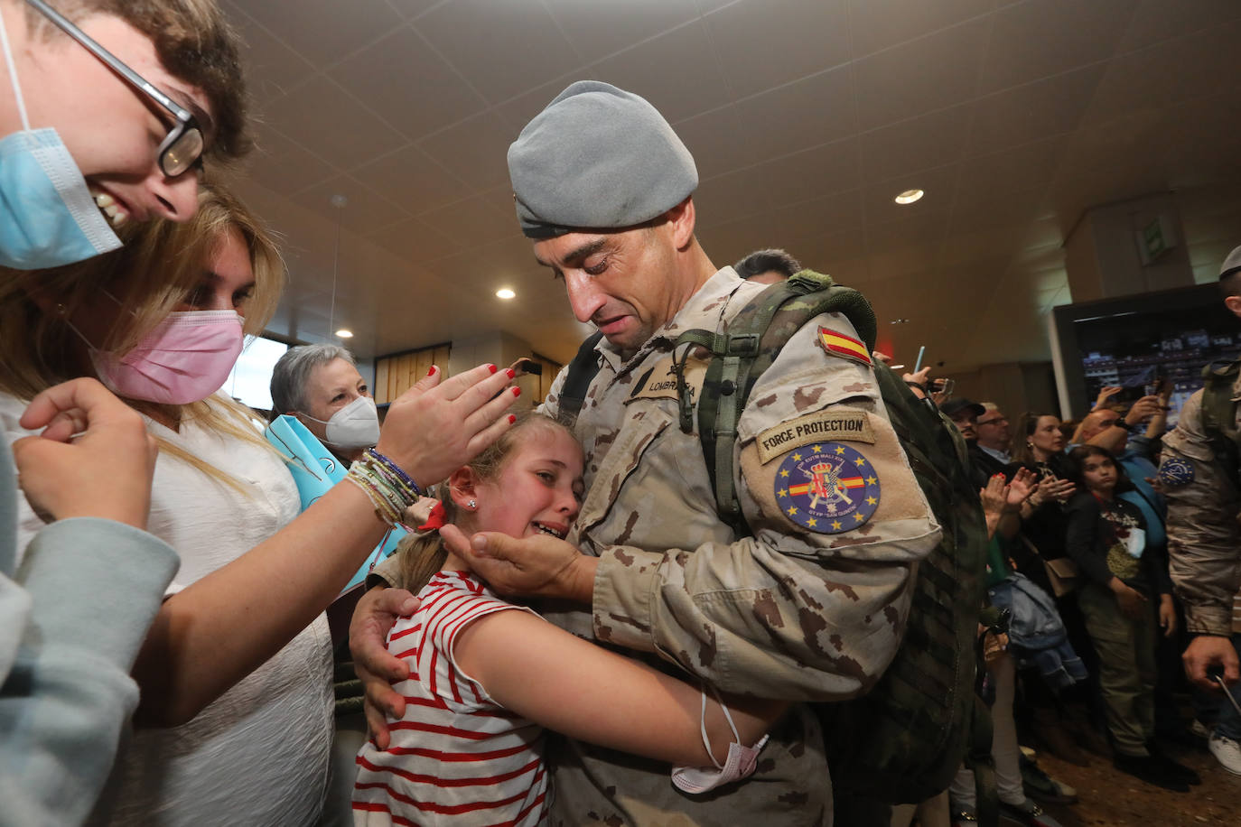 Los efectivos del Regimiento Príncipe' nº3 tomaban tierra este domingo en el aeropuerto de Asturias tras permanecer seis meses a 3.500 kilómetros de distancia de sus familias