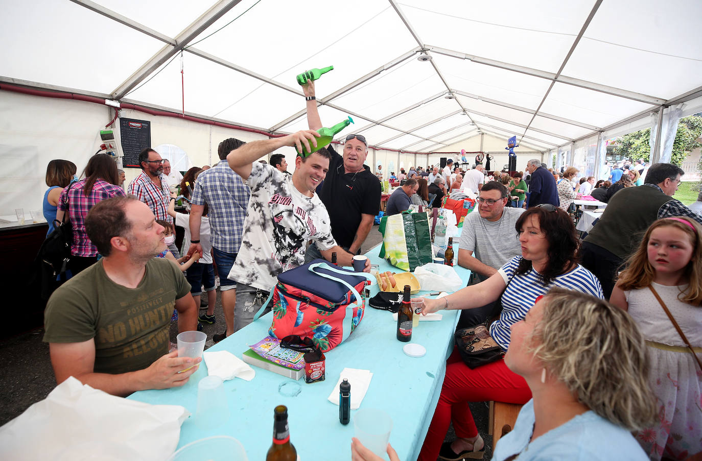 La carpa situada en el parque Cuno Corquera congrega a cientos de personas para celebrar el día grande de las fiestas