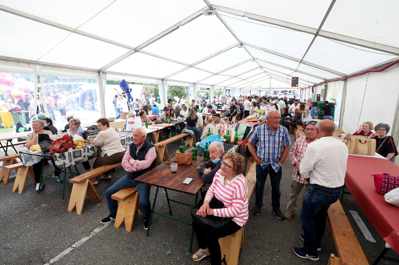 La carpa situada en el parque Cuno Corquera congrega a cientos de personas para celebrar el día grande de las fiestas