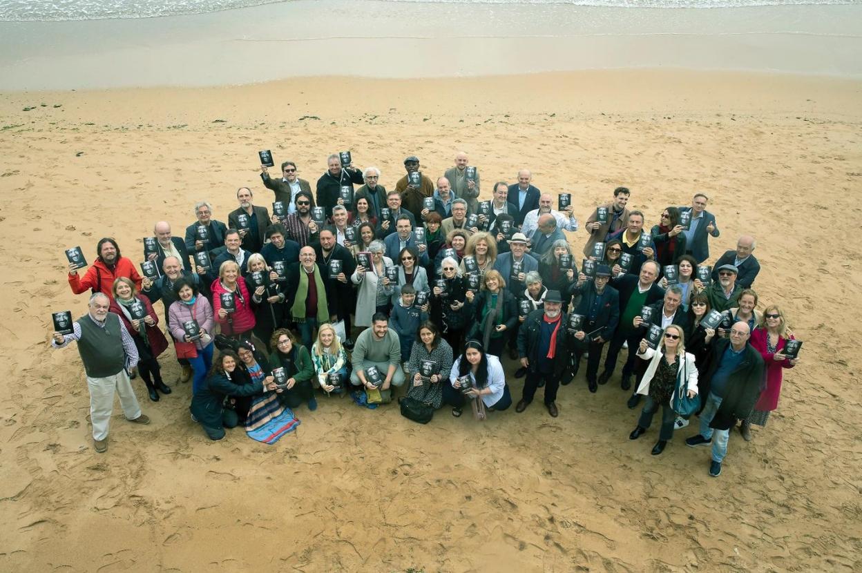 Los participantes en la lectura pública se hicieron una foto de grupo en la playa de San Lorenzo al finalizar el acto. 